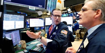 Vista de agentes de bolsa trabajando en la sede de la Bolsa de Nueva York.