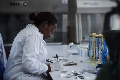 Una investigadora en el Centro de Investigación en Salud de Manhiça (CISM) en Mozambique.