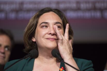 La alcaldesa de Barcelona y candidata a la reelección, Ada Colau, tras conocer los resultados en los que perdió las elecciones en favor del candidato de ERC, Ernest Maragall.