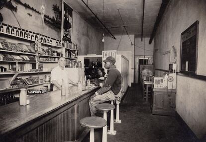 Gloria Boyett ha aportado al libro sobre la emigración española a Estados Unidos esta foto de su abuelo "detrás de la barra de su cafetería, Chico's Place". Los españoles trabajaron sobre todo en fábricas y granjas.