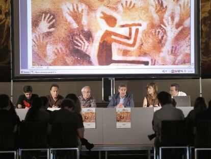 El viceconsejero de Cultura, Joxean Muñoz (centro), junto a representantes del sector de la música.