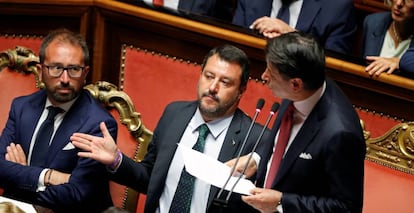 De izquierda a derecha, el ministro de Justicia italiano, Alfonso Bonafede, el viceprimer ministro y ministro del Interior, Matteo Salvini, y el dimitido primer ministro, Giuseppe Conte, el martes en el Senado de Roma.