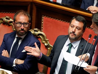 De izquierda a derecha, el ministro de Justicia italiano, Alfonso Bonafede, el viceprimer ministro y ministro del Interior, Matteo Salvini, y el dimitido primer ministro, Giuseppe Conte, el martes en el Senado de Roma.