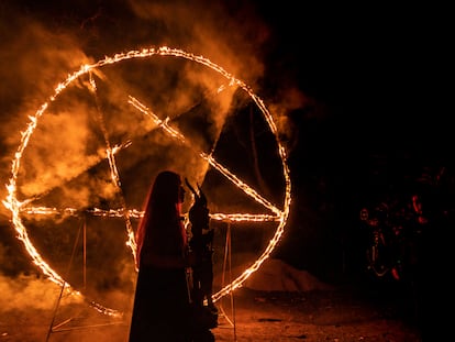 Ceremonia de misa negra durante la celebración del Día de los brujos en Catemaco, Veracruz (México).