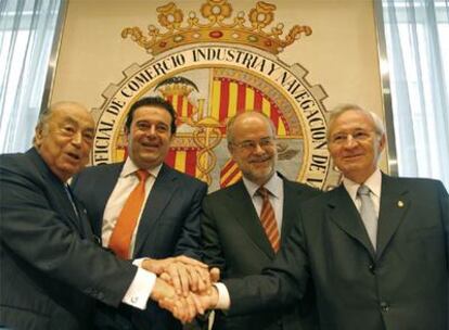 Los consejeros de Economía valenciano y catalán, Gerardo Camps y Antoni Castells (centro), junto a los presidentes de las cámaras de comercio de Valencia y Barcelona, Arturo Virosque (izquierda) y Miquel Valls.