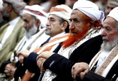 El líder islamista Abdul Majeed al-Zindani (segundo por la derecha), al que EE UU señala como el mentor ideológico de Osama Bin Laden, durante una conferencia de líderes tribales el 26 de enero.