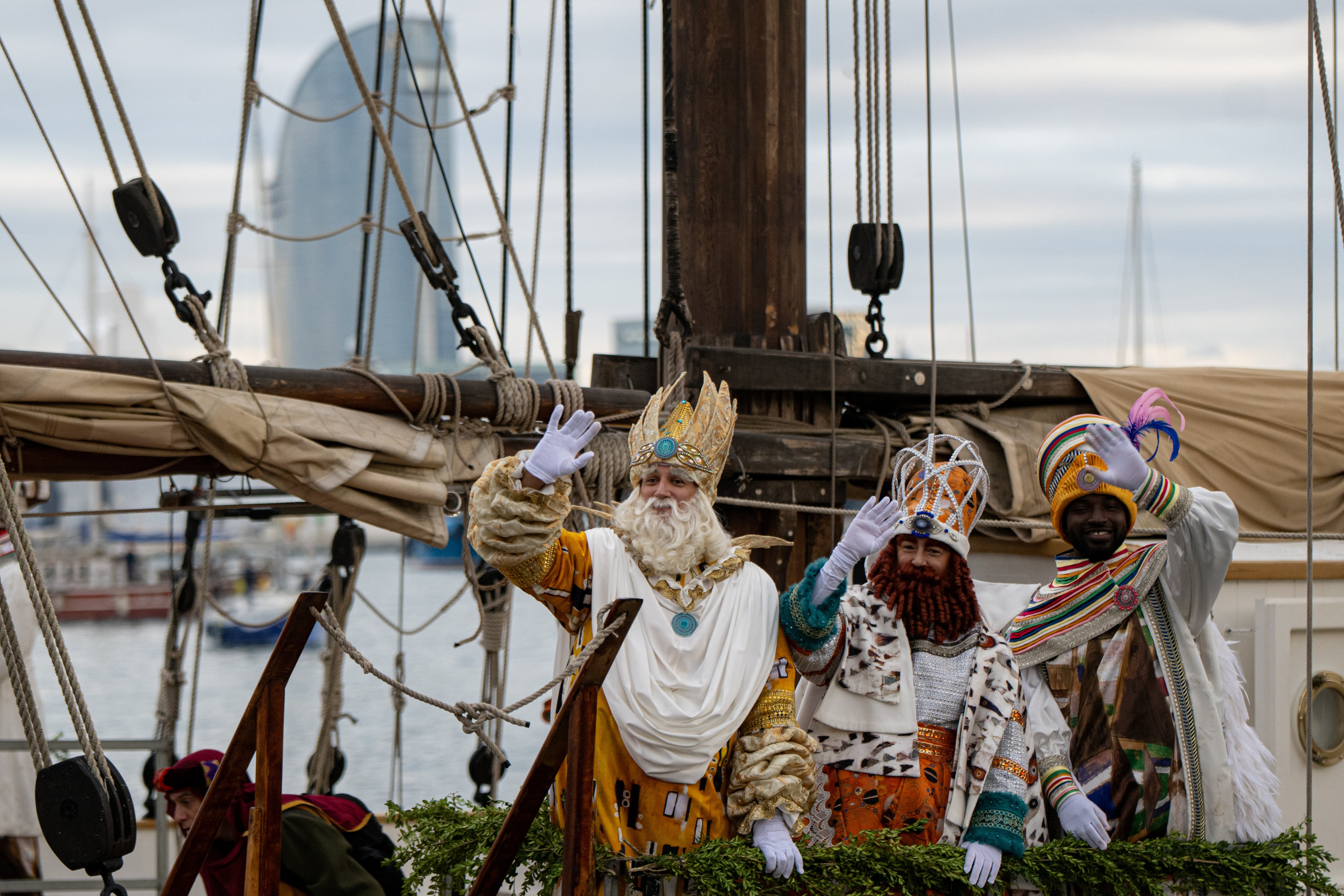 Los Reyes Magos recorren España esquivando la lluvia: guía para las cabalgatas, que en algunas ciudades se adelantan al sábado