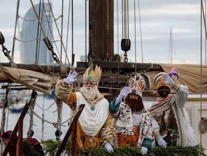 Los Reyes Magos llegan en barco a Barcelona el 5 de enero de 2024.