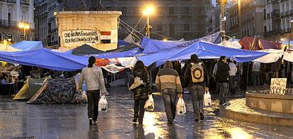 Los acampados continúan al amanecer en la plaza con la intención de resistir pacíficamente