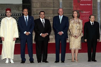 De izquierda a derecha, el príncipe Mulay Rachid de Marruecos;, José Luis Rodríguez Zapatero, el presidente egipcio, Hosni Mubarak, don Juan Carlos y doña Sofía, y el presidente argelino, Abdelaziz Buteflika, ayer en Sevilla.