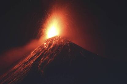El volcán guatemalteco de Fuego en Alotenango, Sacatepéquez (Guatemala).