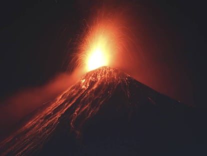 El volc&aacute;n guatemalteco de Fuego en Alotenango, Sacatep&eacute;quez (Guatemala). 