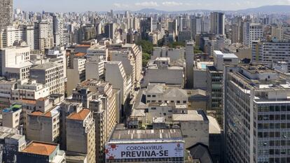 Outdoor em edifício exibe campanha da prefeitura de São Paulo em combate ao coronavírus.