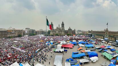 El cierre de Sheinbaum se realizó junto a la acampada de los maestros de la Coordinadora Nacional de Trabajadores de la Educación, que llevan acampados en el ágora capitalina desde el 15 de mayo.