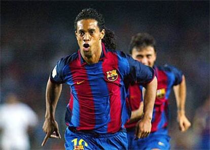 Ronaldinho, celebrando el gol marcado al Sevilla, la madrugada del miércoles.