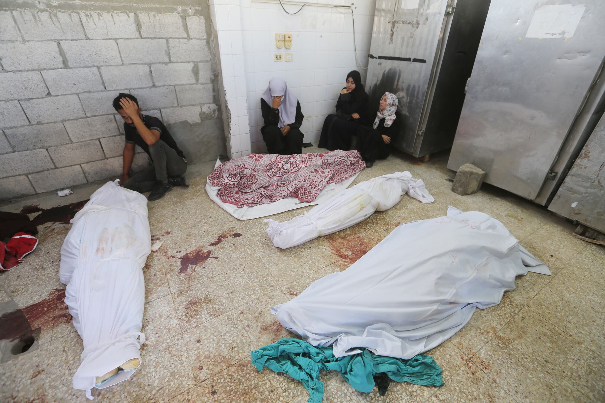 September 12, 2024, Dair El-Balah, Gaza Strip, Palestinian Territory: Relatives of the Palestinians died in Israeli attacks, mourn as they receive the dead bodies from the morgue of Al-Aqsa Hospital for burial in Dair El-Balah, Gaza on September 12, 2024,Image: 906955062, License: Rights-managed, Restrictions: , Model Release: no, Credit line: Omar Ashtawy / Zuma Press / ContactoPhoto
Editorial licence valid only for Spain and 3 MONTHS from the date of the image, then delete it from your archive. For non-editorial and non-licensed use, please contact EUROPA PRESS.
12/09/2024 ONLY FOR USE IN SPAIN