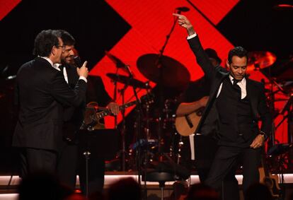 Ricky Martin (C) and Gabriel Abaroa look on as Marc Anthony (R) dances during the show for the 2016 Latin GRAMMY's Person Of The Year honoring Marc Anthony at the MGM Grand on November 16, 2016 in Las Vegas, Nevada.  / AFP PHOTO / Valerie MACON