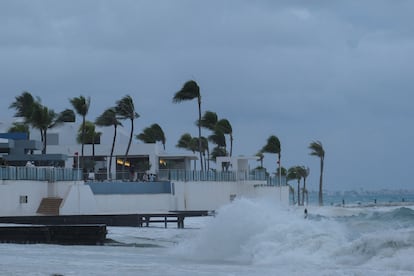 De acuerdo con el reporte más reciente del Servicio Meteorológico Nacional (SMN) de la Comisión Nacional del Agua (Conagua), el centro de la tormenta tropical Helene se localiza a 65 km al este de Cancún y 100 km al este-noreste de Cozumel, con vientos máximos sostenidos de 110 km/h y rachas de hasta 140 km/h.