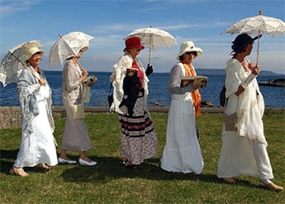 Cinco mujeres pasean  por Sandycove en la celebración del Bloomsday.
