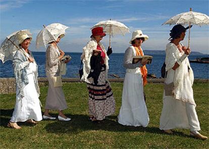 Cinco mujeres pasean  por Sandycove en la celebración del Bloomsday.