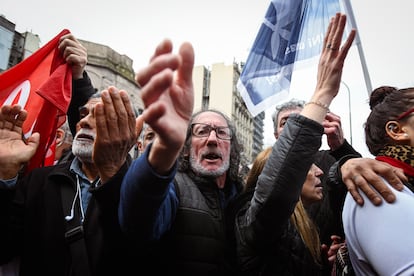 Personas protestan frente al Congreso, este 11 de septiembre.