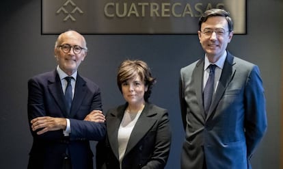 Rafael Fontana, presidente de Cuatrecasas; Soraya Sáenz de Santamaría, socia, y Jorge Badía, director general