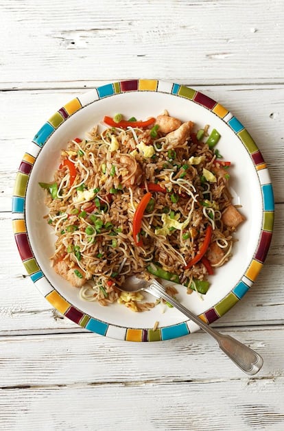 Receta de Gastón Acurio <p><i>Ingredientes</i></p><p> Para 4 personas: 500 ml de aceite vegetal, 200 g de fideos de huevo chinos, 400 g de pechugas o muslos de pollo sin piel cortados en trozos sin huesos de 20 g, 1 trozo de jengibre de 5 mm pelado y picado, 1 diente de ajo picado, ½ pimiento rojo despepitado, sin membranas y en rodajas finas, 40 g de tirabeques en rodajas finas, 1 kg de arroz blanco graneado, 2 cucharadas de salsa de ostras, 1 cucharada de salsa de soja, 1 pizca de azúcar, 2 cebolletas picadas (solo la parte verde), ½ cucharadita de aceite de sésamo, sal.</p><p><i> Preparación</i></p><p> 1. Fría los fideos en una sartén con 250 ml del aceite vegetal hasta que estén dorados y crujientes. Escúrralos y resérvelos sobre papel de cocina. Caliente 2 cucharadas del aceite vegetal en una sartén grande o un wok hasta que esté muy caliente. Sale el pollo y saltéelo a fuego vivo en la misma sartén seis minutos, hasta que esté hecho y jugoso. 2. Retírelo de la sartén y resérvelo. Limpie la sartén con papel de cocina y caliente las dos cucharadas de aceite vegetal restantes a fuego medio. Añada el jengibre y el ajo picados y sofríalos, sin dejar de remover, unos segundos. A continuación, eche el pimiento, los tirabeques, el arroz blanco, la salsa de ostras y la salsa de soja. 3. Sofríalos otros dos o tres minutos. Agregue el pollo, los fideos y el azúcar, sale y sofríalos un minuto. Termine con la cebolleta picada y el aceite de sésamo y remueva bien. 4. Disponga el arroz en una fuente y sírvalo.</p><i> Preparación: 10 minutos. </i></p><p>Cocción: 25 minutos. Lo llamamos “aeropuerto” porque todo aterriza aquí. Se trata de un plato que ha ido conquistando poco a poco el corazón de los peruanos y del mundo entero hasta convertirse en el más popular de Tanta, nuestro restaurante de Chicago.</p>
