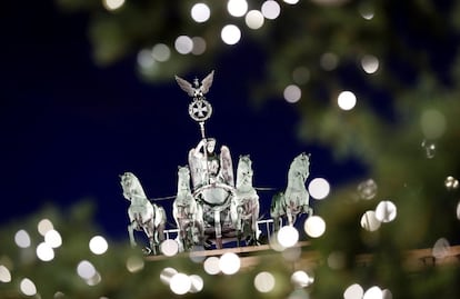 Un árbol de Navidad luce frente a la emblemática Puerta de Brandenburgo en Berlín (Alemania), el 4 de diciembre de 2017.