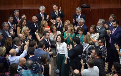 Isabel Diaz Ayuso, del PP, recibe aplausos de sus compañeros de partido tras ser electa nueva presidenta de la Comunidad de Madrid en la Asamblea de Madrid (España), el 14 de agosto de 2019. La candidata del PP ganó la votación este miércoles con 68 votos a favor y 64 en contra. En sus intervenciones, la líder del PP en la autonomía anunció que cumplirá el acuerdo con Cs, socio en el nuevo Gobierno de Madrid, y el compromiso "en su totalidad" con la formación de ultraderecha de Vox.