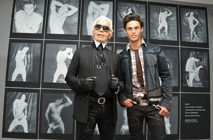 Karl Lagerfeld posa con su novio, Baptiste Giabiconi, frente a una secuencia en la que el modista le ha inmortalizado.