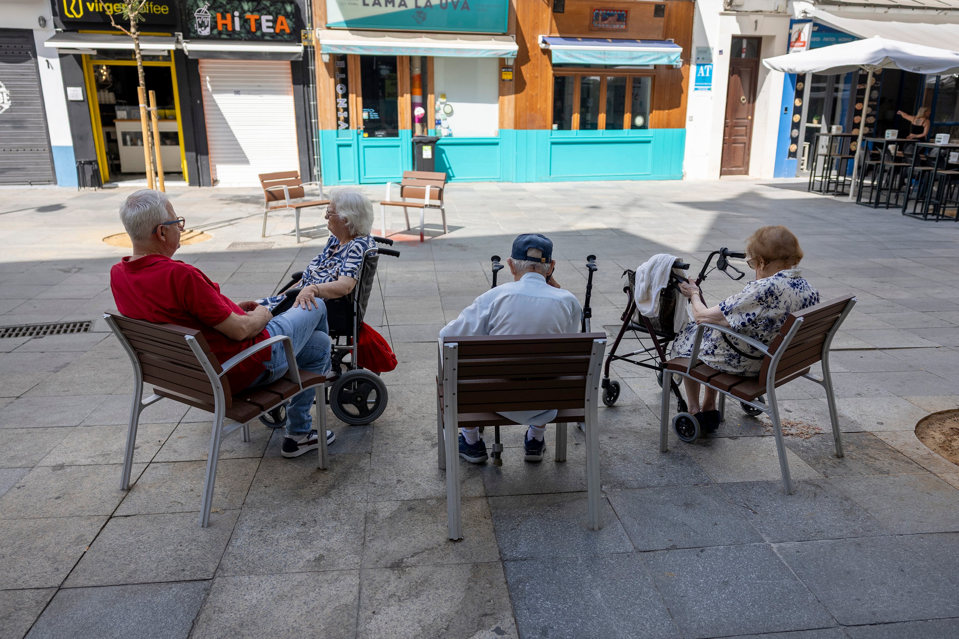 Un grupo de personas mayores sentadas en una plaza del centro de Sevilla, en agosto del año pasado.