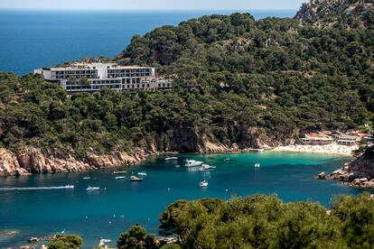 El parador de Aiguablava, en la punta d’es Muts, se asoma a la playa homónima, en Begur (Girona).