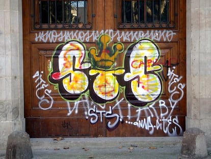Pintades al parc de l'Espanya Industrial, amb la corona dels Latin Kings.