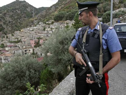 Un <i>carabiniere </i>vigila la parte alta de San Luca. Tras la matanza de Duisburgo, a mediados de agosto, el pueblo vive bajo estricto control policial.