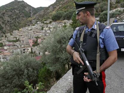 Un <i>carabiniere </i>vigila la parte alta de San Luca. Tras la matanza de Duisburgo, a mediados de agosto, el pueblo vive bajo estricto control policial.