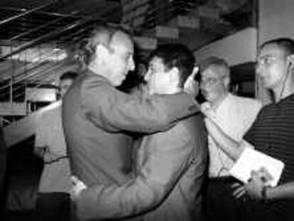 B 35993 - (24/jul/00) - color - Toma de la presidencia del F. C. Barcelona por Joan Gaspar, abrazando a Joan Laporta. - Foto: Rafa Seguí.