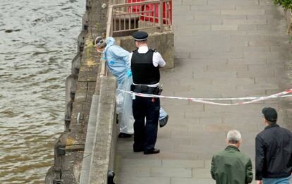 Investigadores de la policía buscan pruebas en el London Bridge.