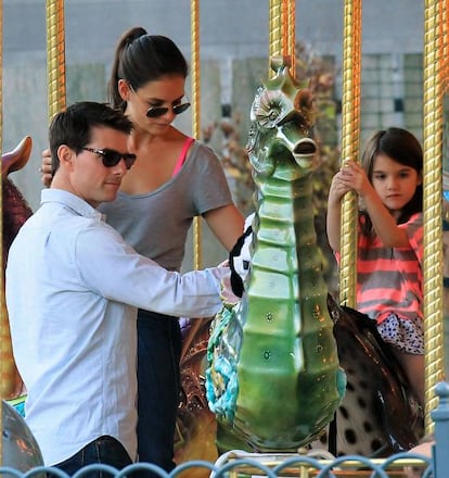 Tom Cruise, Katie Holmes y Suri, en un carrusel, en octubre de 2011. 