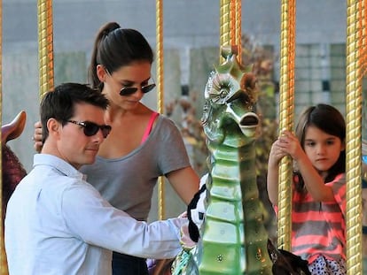 Tom Cruise, Katie Holmes y Suri, en un carrusel, en octubre de 2011.