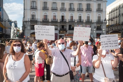 Los vecinos de San Fernando de Henares protestan este jueves en la Puerta del Sol por los problemas que el metro está causando en sus casas.