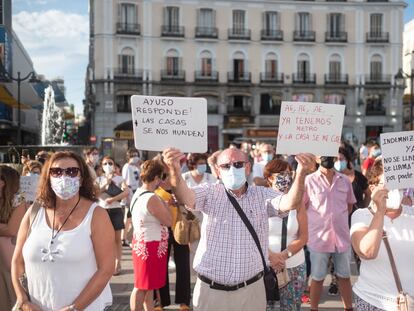 Los vecinos de San Fernando de Henares protestan este jueves en la Puerta del Sol por los problemas que el metro está causando en sus casas.