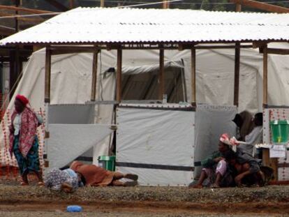 Enfermos con el virus del ébola en el exterior de un hospital de Médicos sin Fronteras en Monrovia (Liberia). 