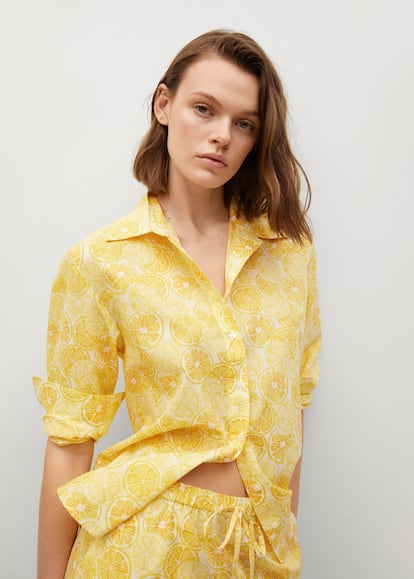 Con esta camisa de Mango de estampado cítrico le darás un chute de energía a cualquier look. 29,99€