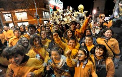 La fallera mayor infantil de Exposición y numerosos niños celebran el premio a la mejor falla infantil.