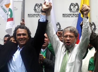 Antanas Mockus (derecha) y Sergio Fajardo, tras registrar su candidatura a la presidencia de Colombia, el lunes en Bogotá.