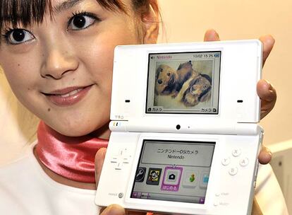 Nintendo acaba de lanzar Dsiware, un canal de descarga de juegos para la consola DSi (en la imagen).