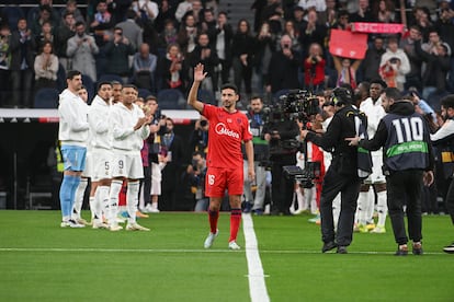 Jesús Navas, ovacionado por el Bernabéu antes de empezar el partido.