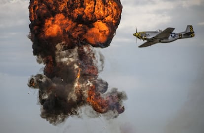 Simulación de una batalla de la Segunda Guerra Mundial durante una exhibición aérea de aviones teledirigidos en Los Alamitos (California).