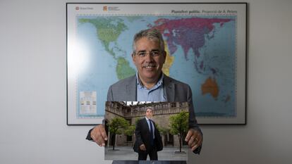 El abogado Francesc Homs en su despacho, con un fotomontaje  de una imagen suya, tomada por el fotógrafo Carles Ribas, en su época de consejero del Govern en 2014.