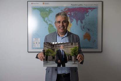 El abogado Francesc Homs en su despacho, con un fotomontaje  de una imagen suya, tomada por el fotógrafo Carles Ribas, en su época de consejero del Govern en 2014.